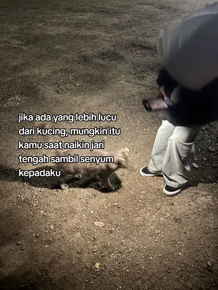 Berikut langkah-langkah membuat Bika Ambon yang mudah diikuti dan hasilnya empuk, bersarang, dan harum: Bahan Utama: 250 g tepung tapioka 50 g tepung terigu 300 ml santan 150 g gula pasir 4 butir telur 1 sdm margarin cair 1 sdt ragi instan 1 sdt vanili 2 lembar daun jeruk 1 batang serai (geprek) Sejumput kunyit bubuk (untuk warna kuning) Langkah-Langkah Membuat Bika Ambon: 1. Masak santan Rebus santan bersama daun jeruk, serai, dan kunyit bubuk. Aduk-aduk sampai mendidih kecil supaya santan tidak pecah. Matikan api, dinginkan sampai hangat. 2. Buat adonan biang Campurkan 1 sdt ragi instan, 1 sdm gula, dan 50 ml air hangat. Diamkan 10 menit sampai berbusa (tanda ragi aktif). Campurkan 1 sdt ragi instan, 1 sdm gula, dan 50 ml air hangat. Diamkan 10 menit sampai berbusa (tanda ragi aktif). 3. Campur bahan kering Dalam mangkuk: campurkan tepung tapioka dan tepung terigu. Aduk rata. 4. Campur semua bahan Masukkan gula, telur, dan margarin ke dalam campuran tepung. Tuang santan hangat sedikit demi sedikit sambil diaduk. Masukkan biang ragi. Aduk sampai adonan licin dan tidak bergerindil. 5. Diamkan adonan Tutup dengan kain atau plastik wrap. Diamkan 1 jam agar adonan berbuih dan mengembang (kunci sarangnya). 6. Panaskan loyang Masukkan loyang ke dalam oven dan panaskan terlebih dahulu. Bika Ambon butuh loyang panas supaya sarangnya terbentuk. 7. Tuang adonan Keluarkan loyang panas dari oven, olesi tipis minyak. Tuang adonan sampai hampir penuh. 8. Panggang Panggang dengan suhu 180-200°C. Panggang 15 menit pertama dengan api bawah, lalu lanjutkan 20-30 menit dengan api atas-bawah sampai matang dan kecoklatan. 9. Dinginkan & potong Biarkan bika benar-benar dingin sebelum dipotong  agar teksturnya set. Semoga Bermanfaat #galaubrutal #fyp #fouryoupage 