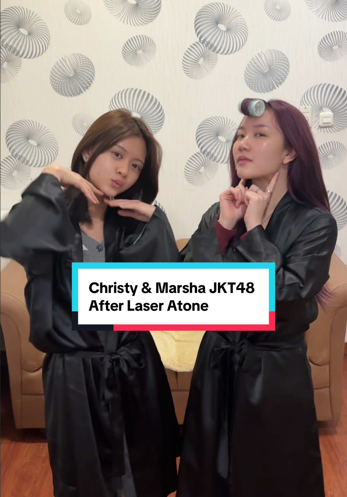 Wajah jadi Instan V-Shape & Kencang Seketika tanpa bengkak?! ✨ No drama, just results! @christy🐟 @Matcha🍵  Kita barusan selesai treatment Flash Deal Laser Aton di Dermapro SF dan super worth it! Langsung kelihatan simetris dan kulit lebih kencang. Pokoknya siap glowing dan V-shape untuk Natal dan Tahun Baru! 🎄 New face, new me! 💰 PROMO! Dari 7,5 Juta jadi cuma 5 Juta Rupiah! Yuk, buruan booking mumpung lagi diskon gila-gilaan! Langsung hubungi nomor di video ya! #LaserAton #VshapeFace #WajahKencang #DermaproSF #FlashDeal    