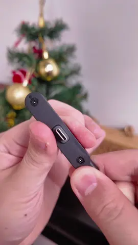 Thickened wires support PD/QC fast charging.Silicone grips prevent slipping,Gravity-activated hinge,stable on desks/beds.Ideal for commuting and work.TeachGadgets#tiktokshopblackfriday2025 #charger #phonecharger #fastcharger #christmasgiftideas 