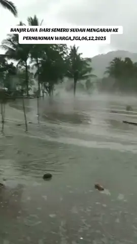 BANJIR DARI SEMERU SUDAH MENGARAH KE PERMUKIMAN WARGA#berandafyp #beritaviral #beritatiktok #erupsisemeru #erupsisemeru 