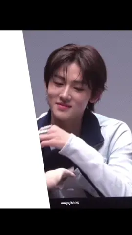 Seonghyeon tiếp thêm năng luợng cho mấy noona đi làm đây.  #SEONGHYEON #CORTIS #코르티스 #성현 