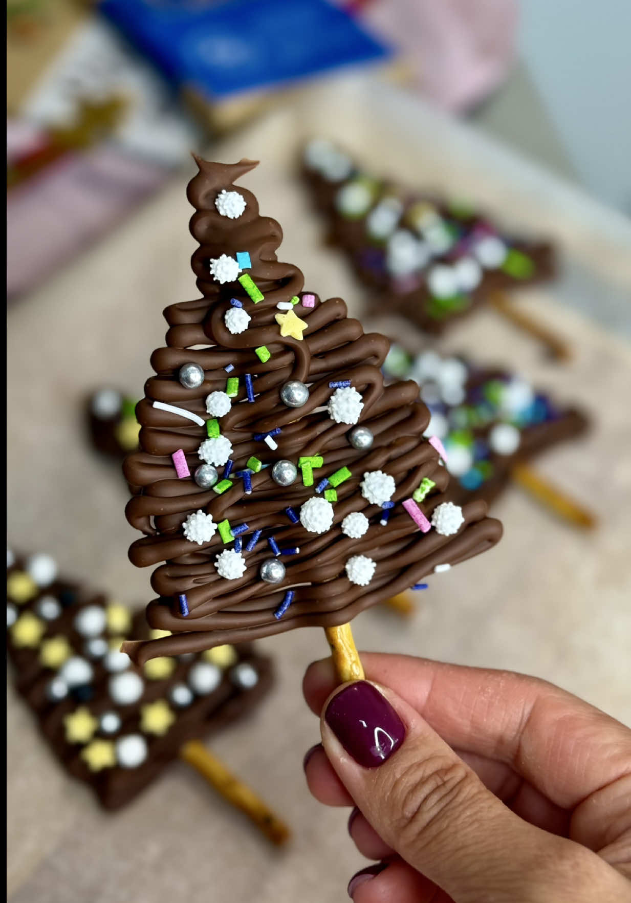 🎄 MAGIA SĂRBĂTORILOR ESTE ADUSĂ CU SIGURANȚĂ ȘI DE CIOCOLATĂ!   Haideți să vedem cum transformăm ciocolata într-un desert jucăuș și delicios!  Ușor de ținut, de savurat și de oferit cadou, acești brăduți sunt alegerea perfectă pentru un dulce moment magic. INGREDIENTE: ■ 200 g ciocolată cu lapte Nestlé Dessert (≈ 1 tabletă) ■ 170 g ciocolată albă Nestlé Dessert (≈ 1 tabletă) ■ Toppinguri decorative (opționale): fulgi de cocos, mini-bomboane colorate, perle de zahăr, nuci mărunțite ■ 14-16 Sticksuri  ■ Hârtie de copt MOD DE PREPARARE: Brăduții din ciocolată cu lapte: 1. Tocăm ciocolata cu lapte. Punem 3/4 din cantitate (150 g) într-un bol termorezistent. Așezăm bolul peste o cratiță cu apă fierbinte (fără ca fundul bolului să atingă apa) și topim ciocolata la Bain-Marie, amestecând constant.  2. Când ciocolata este aproape complet topită, luăm bolul de pe aburi și adăugăm restul de 1/4 din ciocolată (50 g)mărunțită. Amestecăm continuu până se topește complet. Așa temperăm ciocolata și obținem o consistență lucioasă și netedă.  3. Așezăm bețișoarele pe hârtie de copt, cu spațiu între ele. Turnăm ciocolata cu un poș sau lingură, dând formă de brăduți.  4. Decorăm cu toppinguri festive (mini-bomboane, fulgi de cocos etc.) după preferință.  5. Lăsăm brăduții să se întărească complet la temperatura camerei sau în frigider.  Brăduții din ciocolată albă: 6. Procedăm identic: topim 3/4 din ciocolata albă (≈ 128 g) la Bain-Marie, apoi adăugăm treptat restul de 1/4 (≈ 42 g)și amestecăm până se topește complet.   7. Turnăm peste bețișoare, decorăm și lăsăm la întărit.  8. Când s-au întărit complet, desprindem brăduții cu grijă de pe hârtia de copt. Sunt gata de savurat sau oferit cadou.  Și brăduții sunt gata! Perfecți pentru un cadou dulce, pentru a decora masa de sărbători sau pur și simplu pentru a te răsfăța cu ceva delicios și festiv. Magia sărbătorilor este adusă cu siguranță și de ciocolată, iar acești brăduți pe bețișoare sunt dovada că un desert simplu poate aduce multă bucurie în zilele reci de iarnă. #tree #christmastree #chocolates