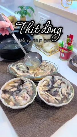 Món ăn luôn có mặt trong mâm cơm ngày Tết được làm bằng phiên bản thịt gà. Ở video trước có mấy bạn chia sẻ là thịt đông làm bằng thịt gà sẽ không có nhiều mỡ mà lại rất ngon, nay mình làm thử, mn có hóng kết quả với mình không nè! Chia sẻ cho m biết với nha#xuhuong #xuhuongtiktok #monanngon #thitdong #thitnaudong 