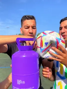 Prtie2:  GONFLER UN BALLON DE FOOT AVEC DE L'HÉLIUM ! ( FRAPPE DE FOU )😈