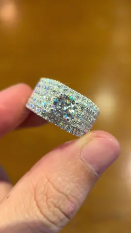 Rất nhiều anh em thích Ổ nhẫn full Moiss như này 💍💎 Nổi bật và đẹp trên tay #phugialuxury #trangsuc #moissanite #nhan #xuhuong 