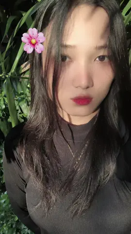 #ပန်းနဲ့ကျွန်မနဲ့ဘယ်သူပိုလှလဲ🤪🌼 