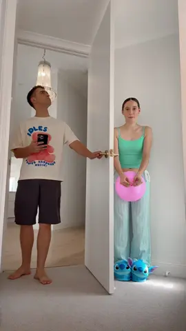 Squeaky door prank… 🤣🎈 #prank #funny #couple @Jasmin Arndt & @James Ewens 