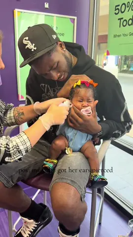 Dad’s heart aches watching his daughter go through her first ear piercing #ear #dad #fyp #babygirl #daughter