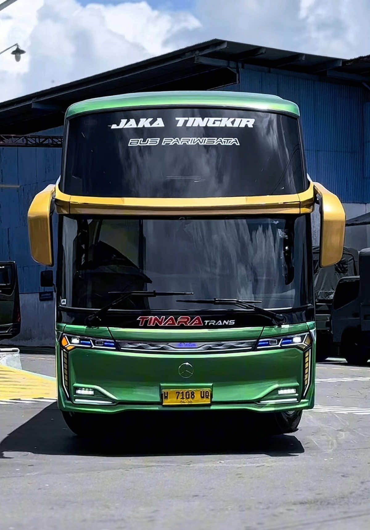 Langkah awal selalu menentukan, dan hari ini JAKA TINGKIR bersiap menorehkan kisah barunya. Unit terbaru Skylander R25 dari karoseri New Armada ini mulai diprepare dengan sentuhan terbaik mulai dari detailing, pengecekan sistem, hingga mempersiapkan performa terbaiknya sebelum turun ke jalan. Dengan bodi megah, tatapan lampu yang tegas, dan aura gagah khas sang JAKA TINGKIR, unit ini siap menjadi kebanggaan baru PO Tinara Trans. Tak hanya sekadar bus, tapi simbol kekuatan, kematangan, dan kesiapan untuk mengantar perjalanan penuh kenyamanan dan rasa aman. #TinaraTrans #diamondgank #NyamanBersamaTINARA #fyp #fypシ゚ 