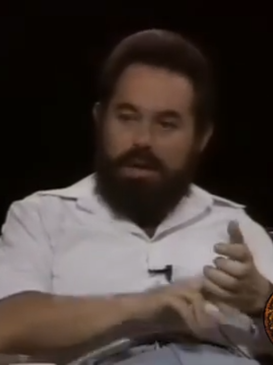 Мексиканский нейрофизиолог и психолог. Он изучал мексиканский шаманизм, восточные дисциплины, медитацию, астрологию и телепатию с помощью научного метода. Он написал более 50 книг по этим предметам. Гринберг исчез в декабре 1994 года.