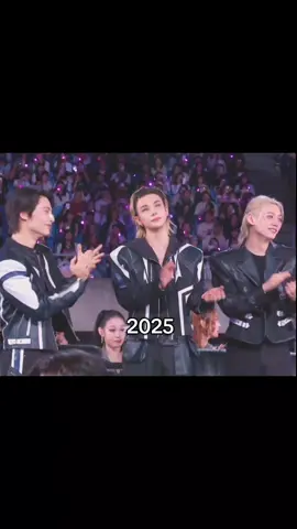 아니ㅋㅋ여러분 쓰리라차 수상 소감 하는거 보셨나요ㅠㅠㅋㅋㅋㅋ 진짜 어떻게 이런 우연이 있을 수가 있죠 너무 웃겨서 배잡고 웃음ㅋㅋㅋㅋㅋㅋ 미쳤다 쓰리라차에게 예능신이 내린 것 같습니다..재작년이랑 똑같이 붐따 날린게 감다살 #skz#스키즈#aaa#straykids 