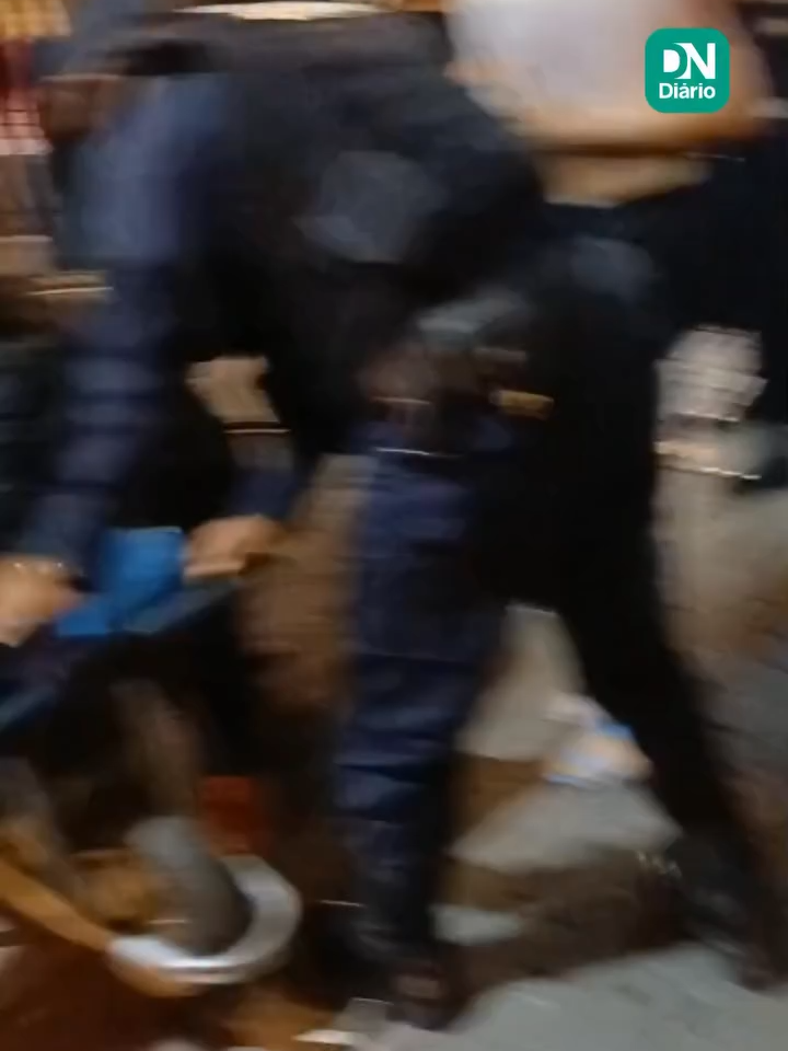 Uma ação de ordenamento realizada na cidade de Guaramiranga, na região do Maciço de Baturité, no Ceará, terminou em confusão entre ambulantes e a Guarda Municipal, na noite desta sexta-feira (5). “Uma opressão grande contra o trabalhador [...] a Prefeitura não avisou nada, ela lançou um edital dizendo que só podia ficar os dois pipoqueiros. Não pensava que ia acontecer isso”, contou ao Diário do Nordeste uma fonte que preferiu não se identificar. A Prefeitura de Guaramiranga, em nota ao Diário do Nordeste, informou que, durante ação de ordenamento realizada pela Guarda Municipal, um ambulante que atuava de forma irregular em espaço público desacatou e agrediu um agente em serviço. “A gestão municipal reforça que a atuação da Guarda tem como objetivo garantir a ordem, a segurança e o cumprimento das normas que regem o uso dos espaços públicos”, expressa ainda trecho do comunicado. Leia mais no site do Diário do Nordeste. (Vídeo: WhatsApp DN) #segurança #guaramiranga #Ceará #tiktoknotícias #DiáriodoNordeste