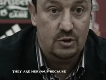 بينيتيز كان داخل موسم مجنون وكل نقطة لها قيمة كبيرة، وفي لحظة توتر طلع قدّام الإعلام وقال كلامه الشهير عن الحقائق وكأنه يهاجم السير فيرغسون مباشرة، الجماهير وقتها انفجرت حماس وحسّوا إن المدرب بيقودهم للقب أخيرًا بعد سنين انتظار، لكن بعد الضجة ليفربول بدأ يتعثر أمام فرق صغيرة بشكل غريب، مباريات كانت محسومة تحولت لنزيف نقاط، الصحافة صارت ترصد كل سقوط وكأن التصريح أصبح عبء بدل ما يكون قوة، على الطرف الثاني السير كان ماشي بثبات يتجاوز كل جولة بدون مشاكل، اليونايتد جمع النقاط بهدوء وصرامة بدون كلام كثير وبدون توتر، الصورة صارت واضحة في النهاية الكلام ما جاب بطولة والفريق اللي ركز على الملعب هو اللي فاز، الجماهير لحد اليوم تربط كلام بينيتيز بالانهيار اللي صار بعدها وكأنه أطلق الضغط على نفسه بنفسه، ويبقى السير في عيون كثيرين نموذج المدرب اللي يفوز بالهدوء ويترك غيره يتكلم #manchesterunited #PremierLeague #fyp #liverpool #championsleague 