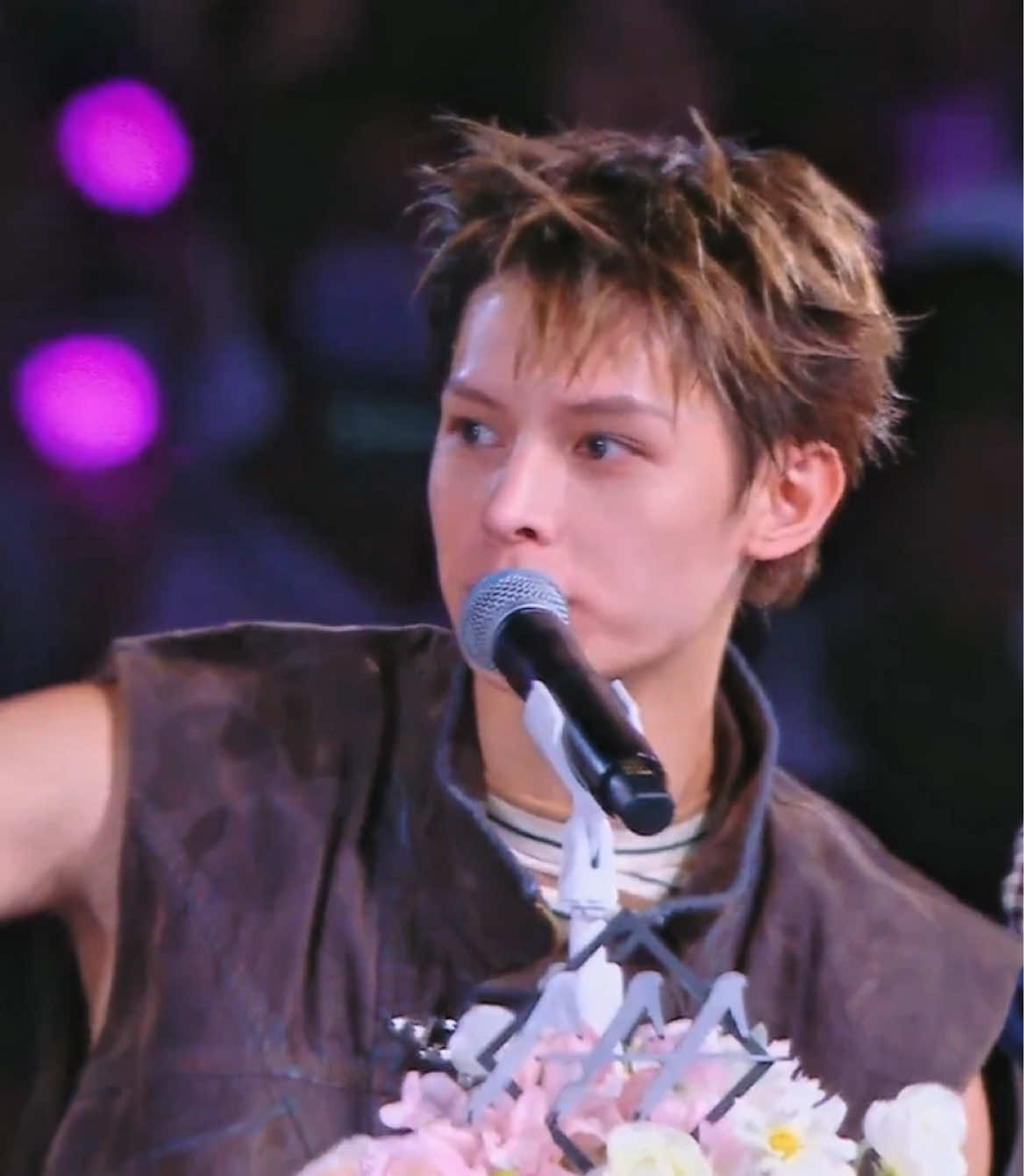 Congratulations CORTIS for winning BEST PERFORMANCE! The way the crowd screamed when he switched to Mandarin 🥹 #james #jamescortis #cortis #aaaawards 