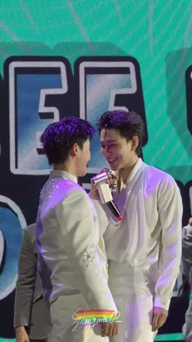 虽然台上大家都要累死了 但是福路两人这默契 这氛围感也是绝了 “邪恶游戏”也变成了偶像剧 #蔡有福林小路#daouoffroad