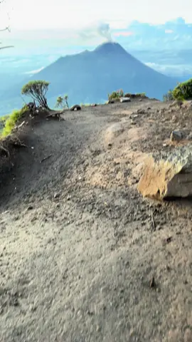 Kata siapa sih merbabu wekend dapat kabut, Padahal tanggal 06 Desember 2025 viewnya seindah ini #merbabu #merbabumountain #pendakigunung 