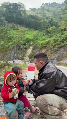 2 em đợi mẹ cắt cỏ bên đường! #bapkimochi #vuacobap 