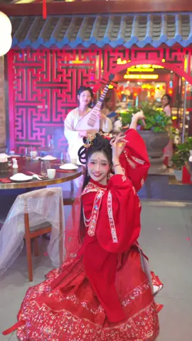 Nét đẹp cổ trang hoà trong từng bước múa, nhẹ nhàng mà cuốn hút 🌸💃#thuchuonglau #thuchuonglau #amthuctrunghoa #muatrunghoa #viral 