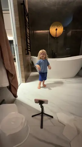 Какой-то репортаж снимает 😂