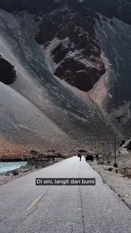 Di Atap Dunia ini, langit dan bumi seolah tampak saling bersentuhan 😄🌌✨ #fyp #foryou #foryoupage #mountain #antonioarsy 