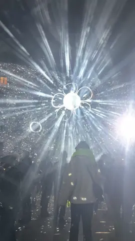 Le jardin de lumière, place Antonin Poncet, vous invite à danser au milieu des fleurs psychédéliques ! 🕺🪩 #FDL2025 #fetedeslumieres #lyon 