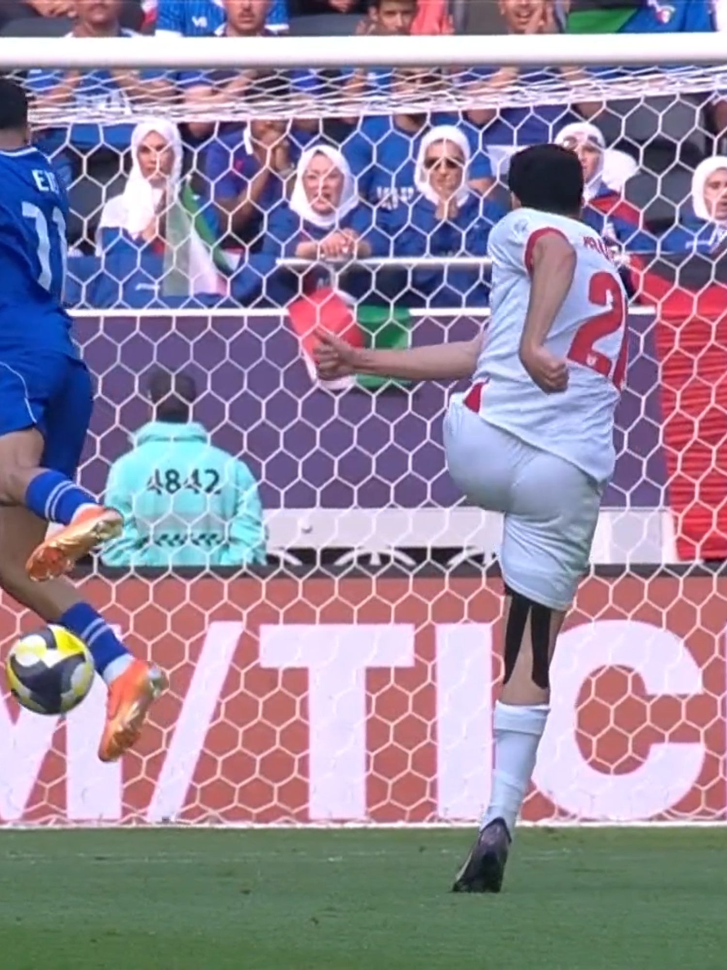 هدف صاروخي هو الأجمل حتى الآن 🚀 مهند أبو طه يسجل الهدف الأول للنشامى بتسديدة لا تصد ولا ترد ⚽️ #الكويت_الأردن #كأس_العرب 🏆 #FIFAArabCup