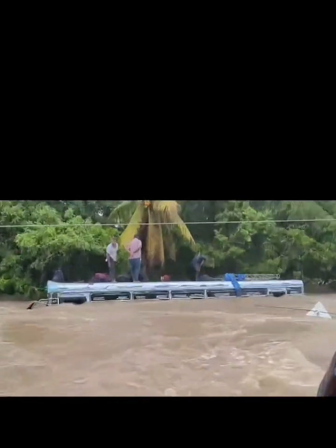 ජීවිත 68 බේරාගත් වහලය. නාවික හමුදාවේ ජීවිත බේරාගැනීමේ මෙහෙයුම. 68 lives saved. Zero lost.  Sri Lanka Navy, the real heroes in the flood! #SriLankaNavy #RescueMission #srilanka #fypシ゚viralシfypシ゚ 