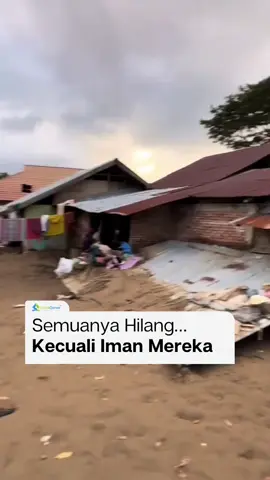 Tak lagi punya apa apa,Tpai masih punya Allah yg maha Besar Ditengah bencana,doa tetap menggema,dalam kesulitan,hati masih tetap memilih bersyukur Semoga Allah kuatkan saudara saudtaa kita di sumatra  dan menjauhkan mereka dari marabahaya🤲✨ #viral #bencana alam sumbar  #banjirbandang  #videoviral  #Ibutercinta
