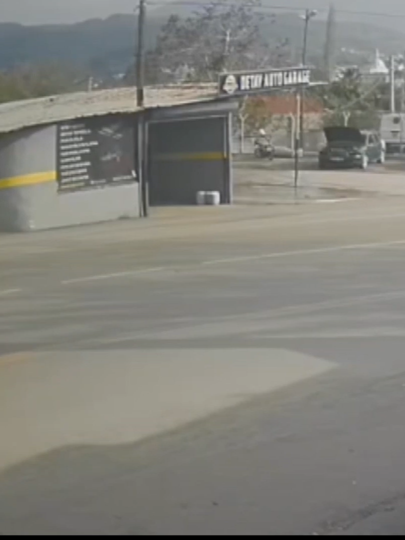 GZT'yi takip et, ilk sen öğren |Hatay'da güvenlik kamerasına yansıyan kazada ciple çarpışan motosikletin sürücüsü metrelerce savruldu  #motor #haber #gündem #tktokhaber #tiktokgündem