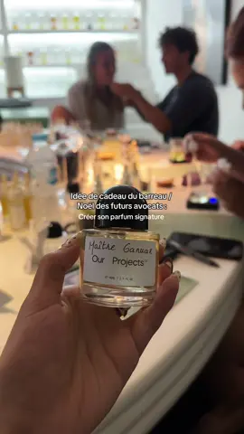 Prête à laisser mon odeur signature dans les couloirs des cabinets 😗 J’ai toujours voulu faire ça et je trouve que c’est un cadeau incroyable à offrir (ou à de faire sois-même comme ce fut mon cas hihi), c’est très spécial et ça rend très très heureux ❤️ #crfpa #ideecadeau #avocat #noel 