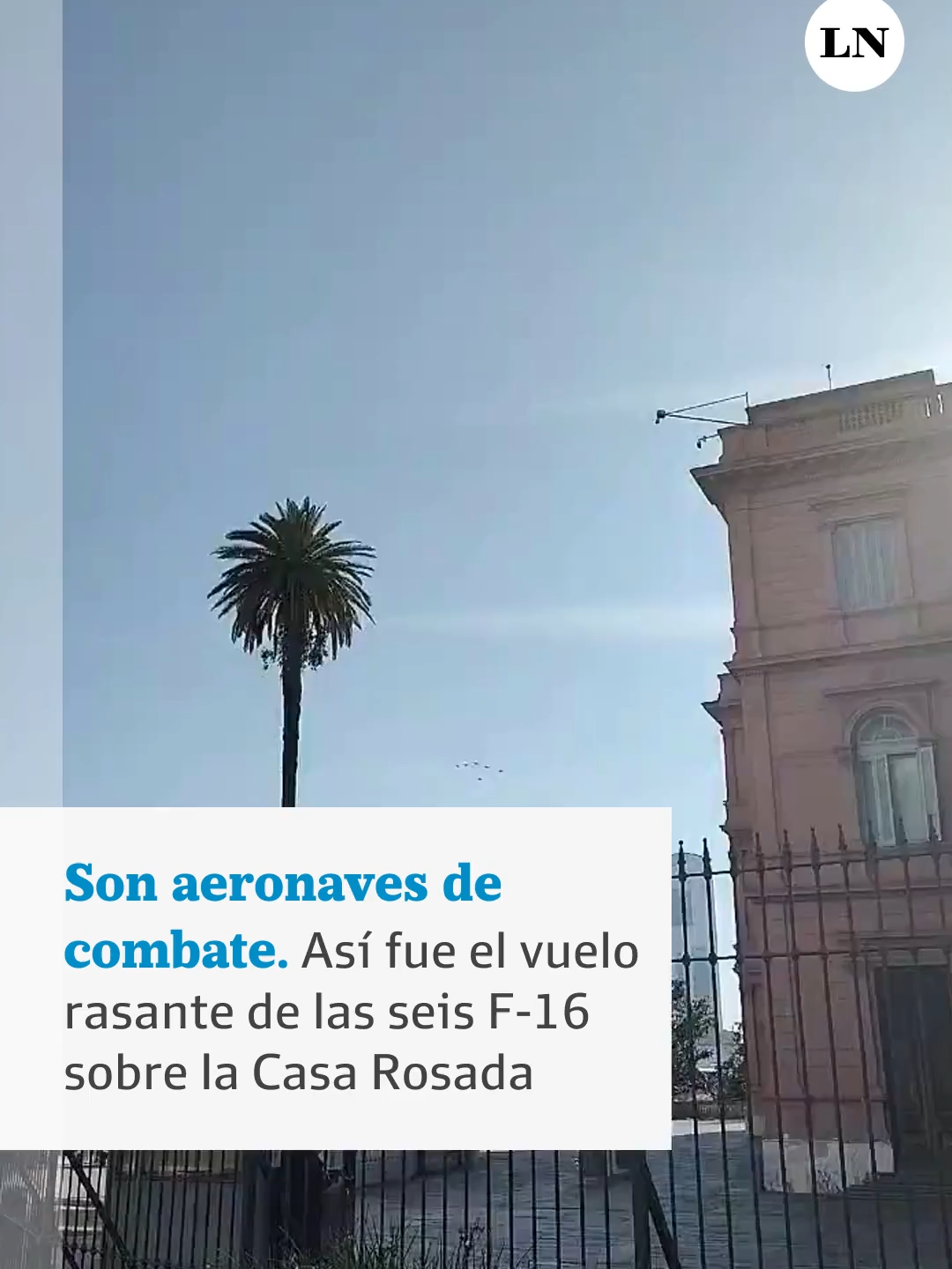 El sonido es estruendoso. Los motores de seis de los 24 F16 que la Argentina le compró a Dinamarca se escucharon en un vuelo rasante sobre Buenos Aires desde las 8. Las aeronaves, que despegaron de Córdoba, llegaron al área metropolitana en pocos minutos. Se los vio aparecer desde la costanera, sobre la Casa Rosada y también sobre la Nueve de Julio, donde mucha gente se congregó para verlos. El vuelo iba a realizarse el domingo por la mañana pero el evento se reconfiguró por cuestiones climáticas. El presidente Javier Milei hará un acto oficial en Córdoba para la oficialización de la llegada de los aviones.