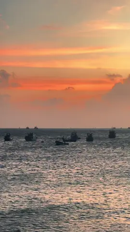 Anh đứng lặng, nhìn em đi thật xa.Chẳng trách than vì duyên đã nhạt nhòa. Chỉ tiếc thôi, em đã quên lời l hứa.Còn anh thì, mãi nhớ một người dưng...#dulich #hoanghon #binhminh #tamtrang #daophuquy 