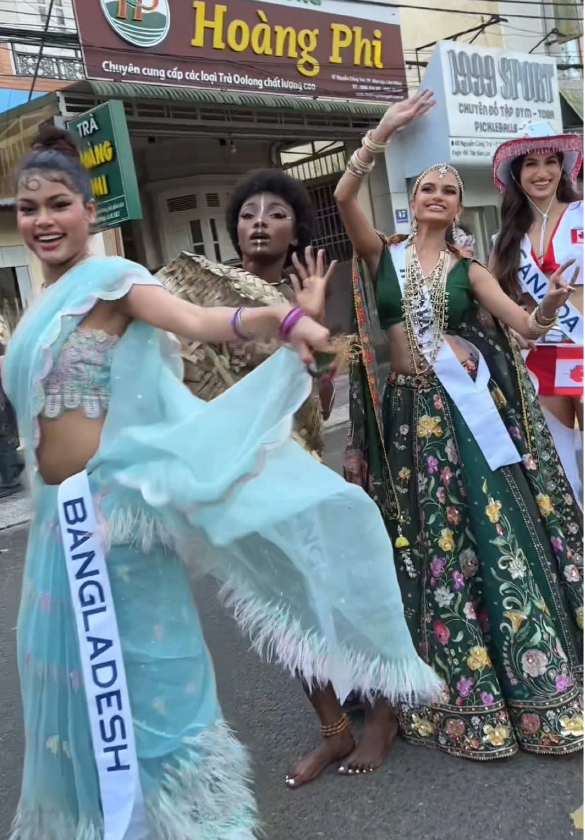 Miss Cosmo 2025 contestants graced the Roadshow in their Traditional Costumes - each look honoring heritage, identity, and the cultural beauty of their homeland ✨ #MissCosmo #ImpactfulBeauty #WorldTea #WorldTeaFest2025 #ImpactfulBeauty 