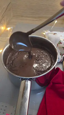 Aseară a venit Moș Nicolae 🎅🏻✨, eu am pregătit cea mai densă, cremoasă și pufoasă ciocolată caldă, fix rețeta care te face să simți căldura Crăciunului în fiecare înghițitură. ☕❄️ Am folosit: • 60g amidon + câteva linguri de eritritol (sau zahăr, folosiți ce aveți) • 1L lapte adăugat treptat • 2 linguri cacao • 200g ciocolată, una cu lapte, una amăruie (eu am ales variante fără zahăr) Am amestecat pe foc mic până s-a transformat într-o ciocolată caldă groasă, catifelată și incredibil de festivă. 🤎 Perfectă de savurat sub brad, lângă luminițe, în atmosferă cozy de sărbători. Sper să vă aducă același vibe frumos ca mie! 🎄✨ Spune-mi în comentarii: Tu ai primit ceva în ghetuțe anul ăsta? 👢 #ciocolatacalda #retetedecraciun #mosnicolae #hotchocolate #cozyvibes 