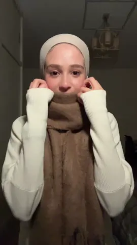 I’ve seen it so many times and always thought it was so cute — so I tried it. Still can’t believe it turned out this nice 🥹 Had to show you how I did it step by step 🤍 #modestfashion #scarfstyle #pinterestinspired #winterlook #softaesthetic