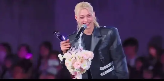 Felix won an award and the members reaction 😂 #straykids #felix #skz #aaaawards #kpo 