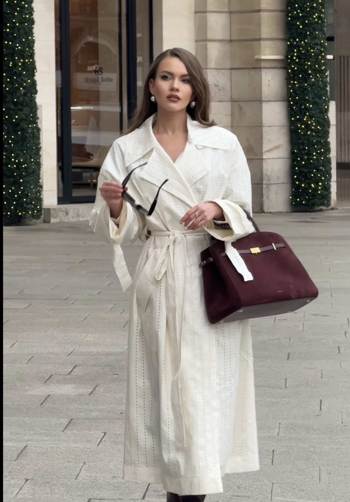 POV: You actually did everything you planned this year 😎 #elegant #classy #oldmoney #feminineenergy #walkingdownthestreet Old Money Style, Classy Outfit, Elegant Woman, Parisian Influencer, Feminine Energy, Walking Down The Street 