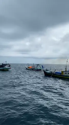 Detik2 Usai Di Sambar Petir Perahu Nelayan Proyek Sungailiat Terbakar.. 1 Orang Wafat .. 1 Luka Bakar.. TKP Karang Langkore Pagi Tadik...