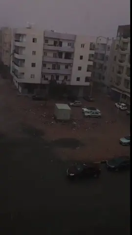 تمطر قطع ثلج في منطقة الأحياء بالغردقة