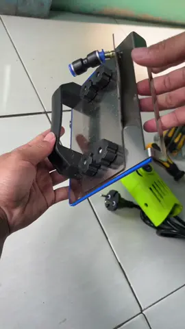 Angle Grinder Stand Holder adaptor gerinda potong 45 derajat pasang keramik granit. #gerinda #adaptorgerinda #potongkeramik #potonggranit #alattukang 