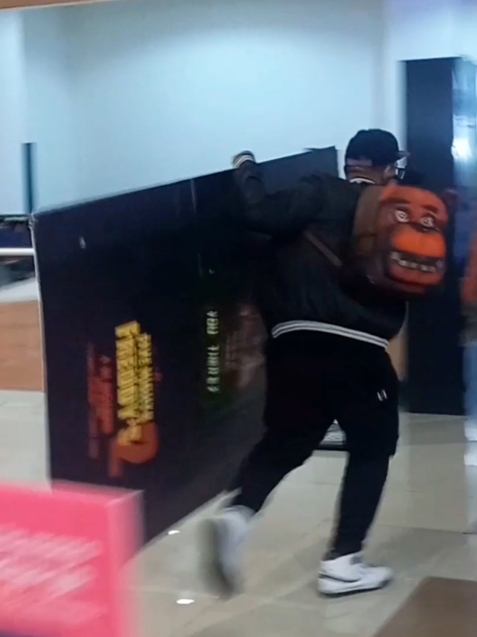 Atraco en el cine  ¿lograré llevarme Cartelón de Five Nights at Freddy's dos? #fivenightsatfreddys2  #fnaf2movie #fnaf #correpocoyo🗣️🗣️🔥🔥 