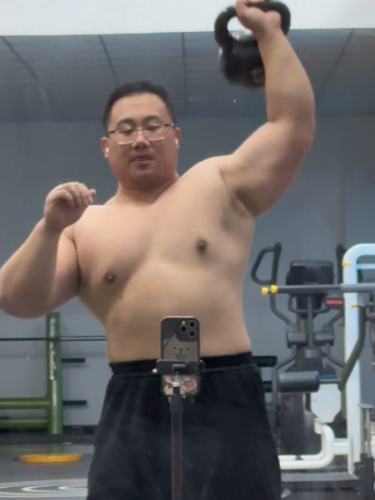 beefymuscle.com👍 Working out! beefymuscle.com admires beefy massive bulky #muscle #musclehunk #musclebear #bodybuilder #powerlifter lifter beefymuscle musclechub pecs biceps workout fitness gym bodybuilding motivation 肉壮 肌肉 壮熊 健身 