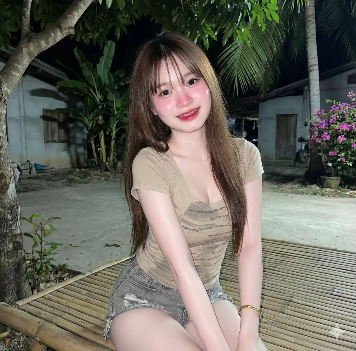 📌วิธีทำ แนบรูปชุดไปด้วย(ทิ้งไว้ให้ภาพสุดท้ายนะคะเซฟได้เลย)แนบ2รูปน้า รูปเรากับรูปชุดนะคะ👗🤍 เปลี่ยนเสื้อผ้า ท่าทาง ต่างๆเองได้เลยน้า🤟 👇 Prompt:  ผู้หญิง (อ้างอิงหน้าตา หู จมูก ปาก บุคคลจากภาพที่ 1 เสมือนจริง 100%)  ถ่ายกล้องหลัง ถ่ายใกล้ใบหน้า เลนส์ RF 85mm ฟูลเฟรม รูรับแสง f/1.4 ความละเอียดสูงสุด 8K ให้ความคมชัดสมจริงระดับมืออาชีพ ใบหน้าใช้แฟลชแรงแบบกล้องดิจิทัลยุค 2000 แสงฟุ้ง เน้นใบหน้าสงบและบรรยากาศสดใหม่เหมือนภาพถ่ายสแนปช็อตต้นยุค 2000 เวลาตอนกลางคืน ผิวขาวเนียนใสเงา แต่งหน้าสไตล์โตวอินฉบับสาวจีน ผิวขาวอมชมพูสว่างเนียนใสเงา ปัดแก้มจมูกสีชมพูระเรื่อ เหล็กดัดฟันสียางชมพู ริมฝีปากโทนแดงเชอรี่เสริมลิปกลอส ดวงตากลมโตใส่บิ๊กอายสีดำ มีอายไลเนอร์บางๆ เพิ่มความโดดเด่นตาดำ รูปร่าง: เหล็กดัดฟันสีชมพู ยิ้มหวานละมุน สายตาอ่อนหวาน ชุดตามภาพที่แนบมา 100% (อกใหญ่ )คอเสื้อค่อนต่ำและเปิดกว้าง (scoop neck)กางเกงยีนส์ขาสั้นแต่งขาดรุ่ย(สีเฟดเทา)สั้นมาก  ผมยาวตรงสีน้ำตาล ยาวถึงเอว มีหน้าม้าบางๆ  👱‍♀️ หน้าตาและทรงผม (Face and Hairstyle) ทรงผม ผมยาวตรงสีน้ำตาล ยาวถึงเอว มีหน้าม้าบางๆ  💃 ท่าทางและทรวดทรง (Pose and Figure) ท่าทาง (Pose): บุคคลในภาพกำลังนั่งอยู่บนแคร่หรือเตียงไม้ไผ่ ใต้ต้นไม้ หันหน้าเข้าหากล้อง ทิ้งน้ำหนักลงขาขวา ทรวดทรง อวบอึ๋ม เอวคอดเล็ก  🏙️ เครื่องประดับและสถานที่ (Accessories and Location) เครื่องประดับ (Accessories): มีกำไลข้อมือ (Bangle) สีทองสวมอยู่ที่ข้อมือขวา สถานที่ (Location): ดูเหมือนจะเป็นบริเวณลานหน้าบ้าน มีบ้านเรือนหลายๆหลัง บ้านปูน มีถนนปูนซีเมนต์ ตามชทบท มีต้นไม้ ต้นกล้วย ต้นมะพร้าว ดอกเฟืองฟ้า พืชพรรณธรรมชาติ ตามแนวชานเมือง แสงส่องเข้าผิวฉ่ำนวลวาวใสกริ้ง ให้ภาพออกมาสมบูรณ์ที่สุด ท้องฟ้าสดใส ภาพสมจริงที่สุด Cr : ป้ะ ปิ่นน 😘🤟🏻 #กดตะกร้าหน้าโปรได้เลย #ช่วยอุดหนุนหน่อยนะคะ #ขึ้นฟีดเถอะของร้อง🥺 #เปิดการมองเห็น #แจกPrompt 