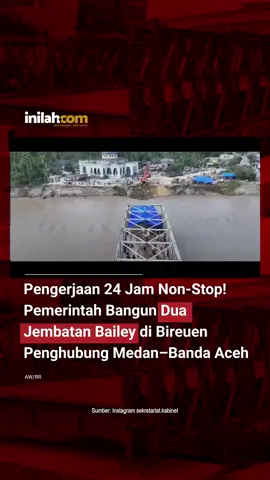 Pemerintah berhasil menyambungkan kembali jembatan bailey di Sungai Teupin Mane, Bireuen—salah satu titik kritis jalur darat Medan–Banda Aceh. Pemasangan dilakukan oleh TNI AD, Kementerian PU, dan masyarakat setempat. Sekretaris Kabinet Teddy Indra Wijaya dalam keterangan tertulis menjelaskan bahwa jalur ini merupakan akses vital yang menghubungkan Medan, Banda Aceh, dan sejumlah kabupaten/kota di Aceh. Jembatan bailey berbobot sekitar 50 ton ini berfungsi sebagai jembatan sementara, namun dapat digunakan sebagai jembatan permanen dalam kondisi darurat. Kerusakan terjadi akibat luapan sungai yang kini melebar hingga 180 meter dari kondisi normal 100 meter. Pemerintah menargetkan akses logistik segera pulih, dan pemulihan juga dilakukan di berbagai titik lain yang mengalami kerusakan serupa. - Selengkapnya kunjungi website dengan klik link di bio atau download aplikasi di Appstore dan Google Play Store. #InilahNews #Bireun #Inilahcom #titiktengah #titikcerah