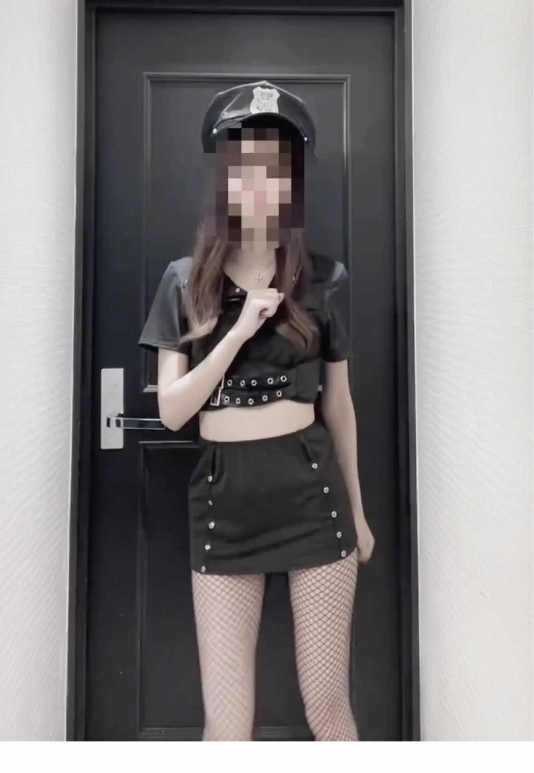 スカート短すぎて脚上げれない笑 別角度もあったദ്ദി^._.^)#コスプレ #ポリス 