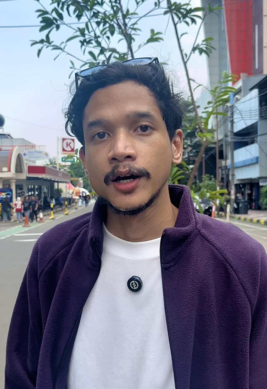 makan es krim pake sambel.