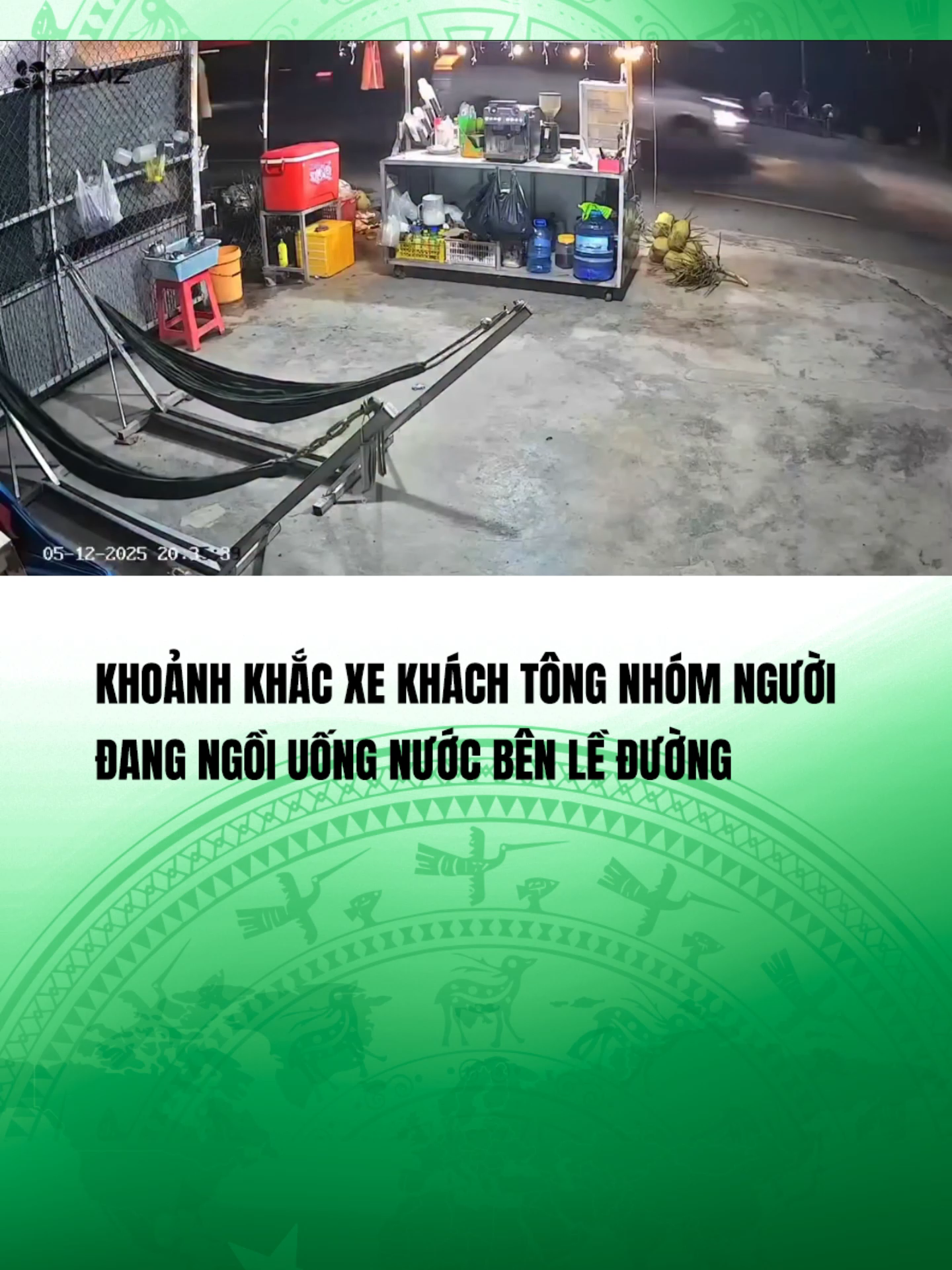 (Nguồn: MXH) Tối qua (5/12/2025), Xe khách chạy trên Quốc lộ 80 (địa phận xã Lấp Vò, tỉnh Đồng Tháp) bất ngờ lao sang lề trái, tông vào ba thanh niên đang ngồi uống nước ven đường, khiến hai người tử vong và người còn lại bị thương. Kết quả kiểm tra nhanh cho thấy tài xế không có nồng độ cồn và âm tính với ma túy. Nguyên nhân vụ tai nạn đang được điều tra#vtvcabon#vtvcab#tiktoknews#vtvprime