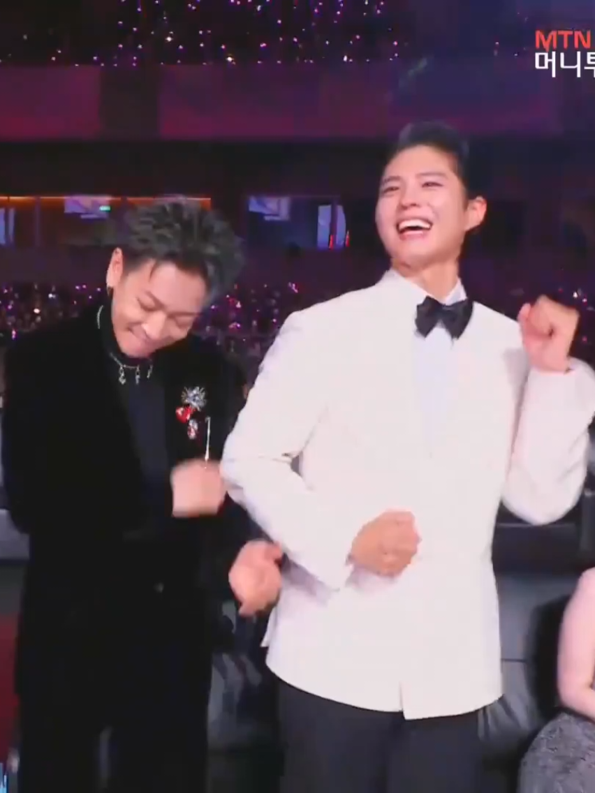Rei dance attitude bareng Park Bogum & Satoh Takeru😭😭 #ive #아이브 #parkbogum #satohtakeru #yujin #gaeul #rei #wonyoung #liz #leeseo #dive #asiaartistawards #asiaartistawards2025 #aaa2025 #aaa #koreanactor #fyp #foryou #4u #margack 
