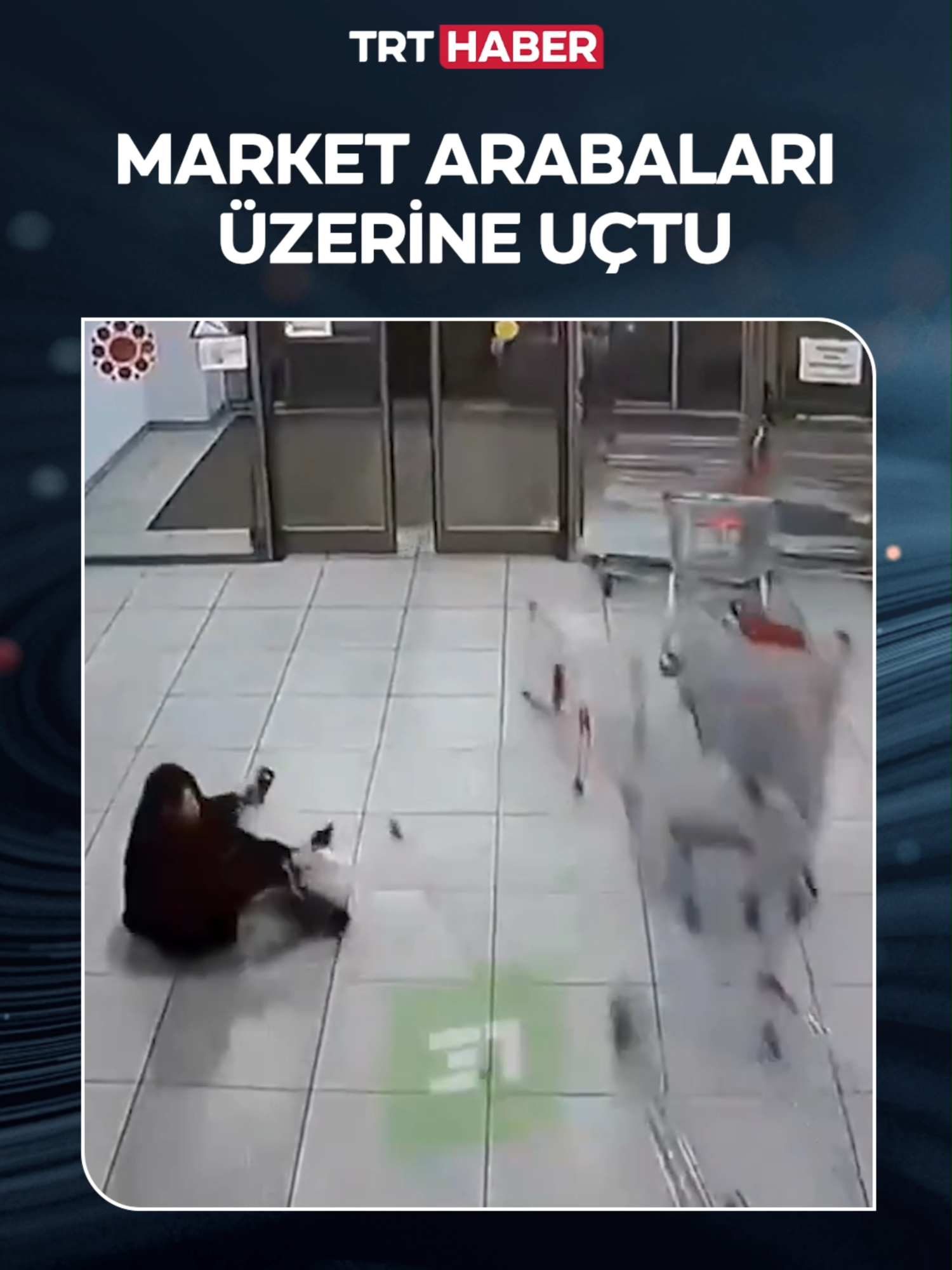 Görevlinin yürüyen banttan indirmeye çalıştığı market arabaları kontrolden çıktı. Hızla kayan arabalar 1 kişiyi yaraladı. 📍Rusya