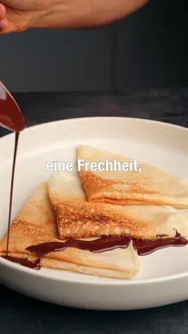 Köstliche Crêpes für ein paar Cent 💸 🍽️Portionen: 6–7 Crêpes | 🔥Schwierigkeitsgrad: einfach 📄 ZUTATEN Für die Crêpes: 200 g Weizenmehl (Type 405 oder 550)  350 ml Sojamilch  120 ml Sprudelwasser (mit viel Kohlensäure)  1 EL neutrales Öl (z. B. Raps oder Sonnenblume)  1 EL Zucker (optional, bei süßen Crêpes) 1 Prise Salz  👨🏽‍🍳 ZUBEREITUNG 1. Teig anrühren: Mehl, Zucker und Salz in einer Schüssel mischen. Nach und nach die Sojamilch einrühren, bis ein glatter Teig entsteht. Das Sprudelwasser zum Schluss nur vorsichtig unterheben, damit die Kohlensäure erhalten bleibt. Das Öl einrühren. 2. Teig ruhen lassen: Den Teig für 20–30 Minuten stehen lassen. Durch die Ruhezeit wird er elastisch und reißt später nicht. 3. Pfanne vorbereiten: Eine große Pfanne erhitzen. Ein wenig Öl hineingeben und mit Küchenpapier wieder ausreiben – die Pfanne soll nur leicht gefettet sein. 4. Crêpes ausbacken: Eine  Kelle Teig in die Pfanne geben und sofort schwenken, bis der Teig superdünn verteilt ist. Backen, bis sich der Rand leicht hebt. Dann wenden und die zweite Seite kurz ausbacken. 5. Servieren: Nach Belieben warm mit Zucker, Apfelmus, Schokoaufstrich oder Zimt bestreuen – oder herzhaft füllen. Die Crêpes sind flexibel, superdünn und lassen sich perfekt rollen. #weihnachtsmarkt #Crêpes